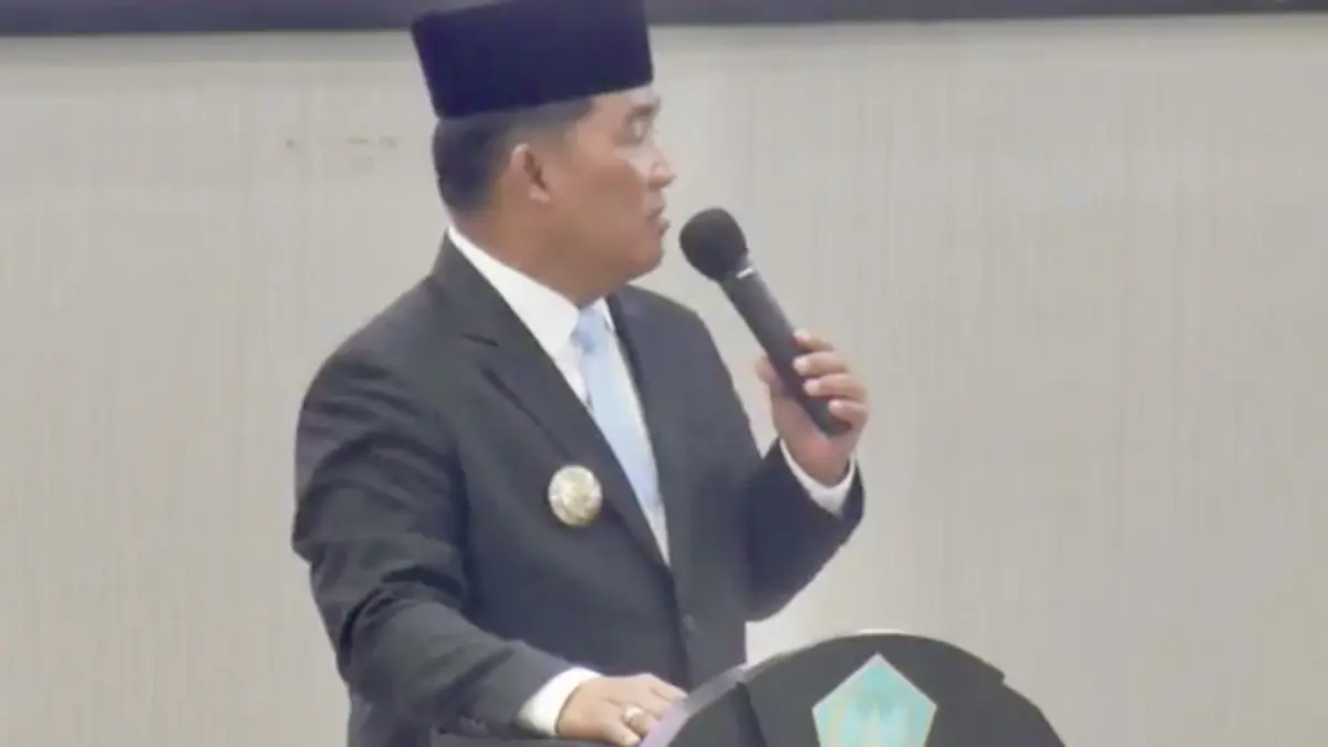 Gubernur Yulius Selvanus memimpin pengambilan sumpah dan janji pejabat, Kamis (11/6).