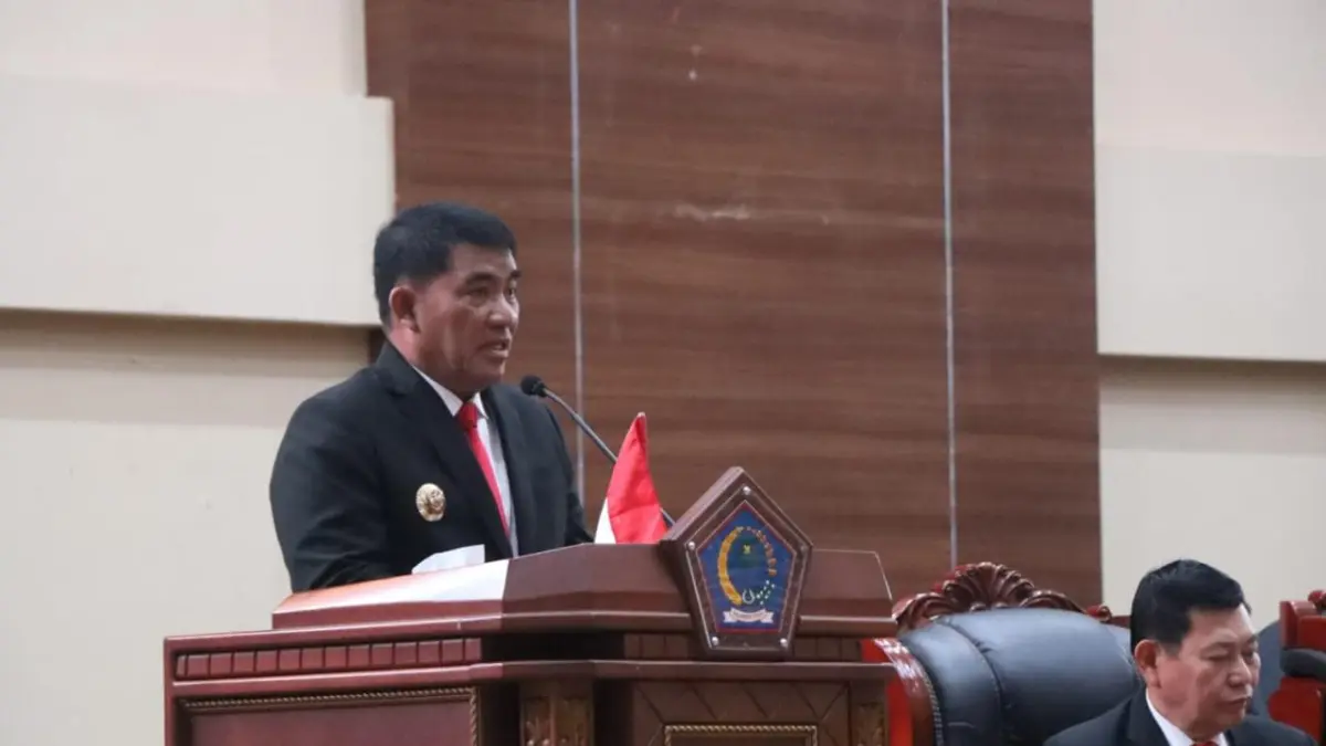 Gubernur Yulius Selvanus saat membawakan sambutan.