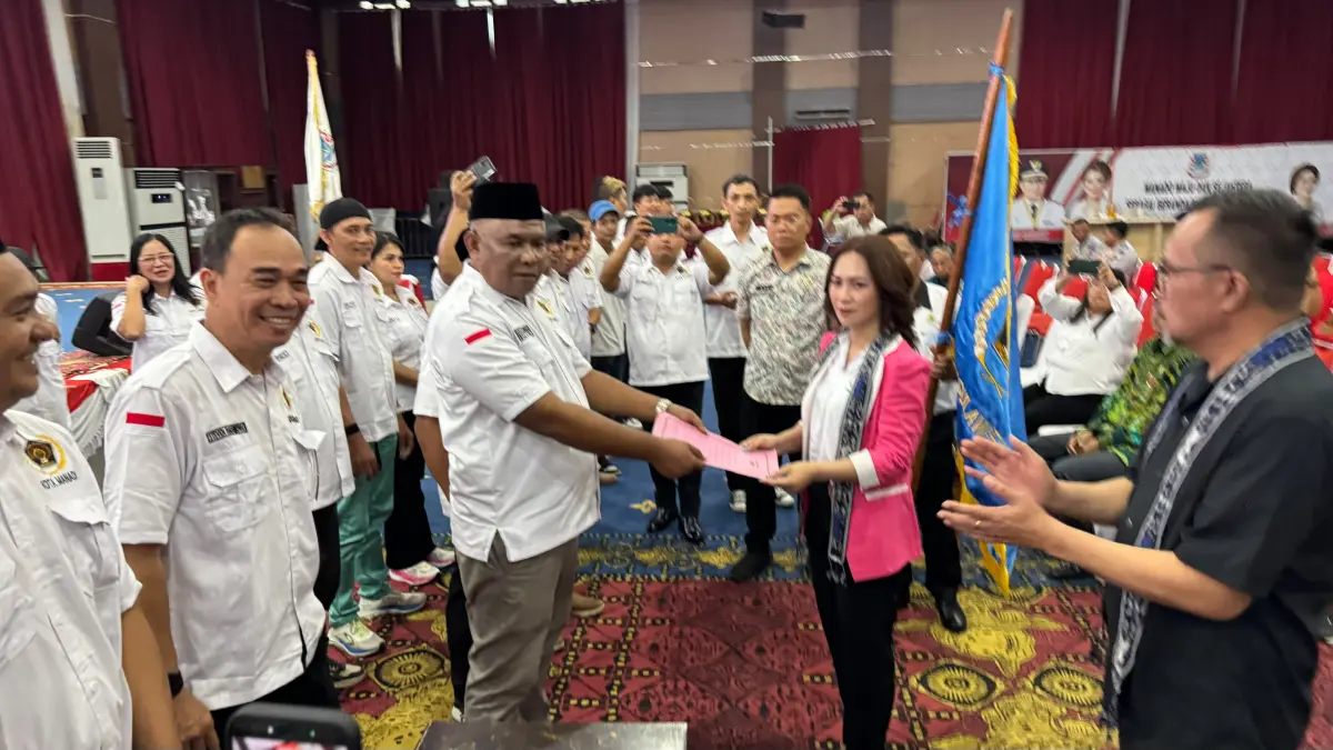 Ketua PWI Sulut Sintya Bojoh saat melantik dan mengukuhkan kepengurusan Pokja PWI Manado. Dok istimewa 