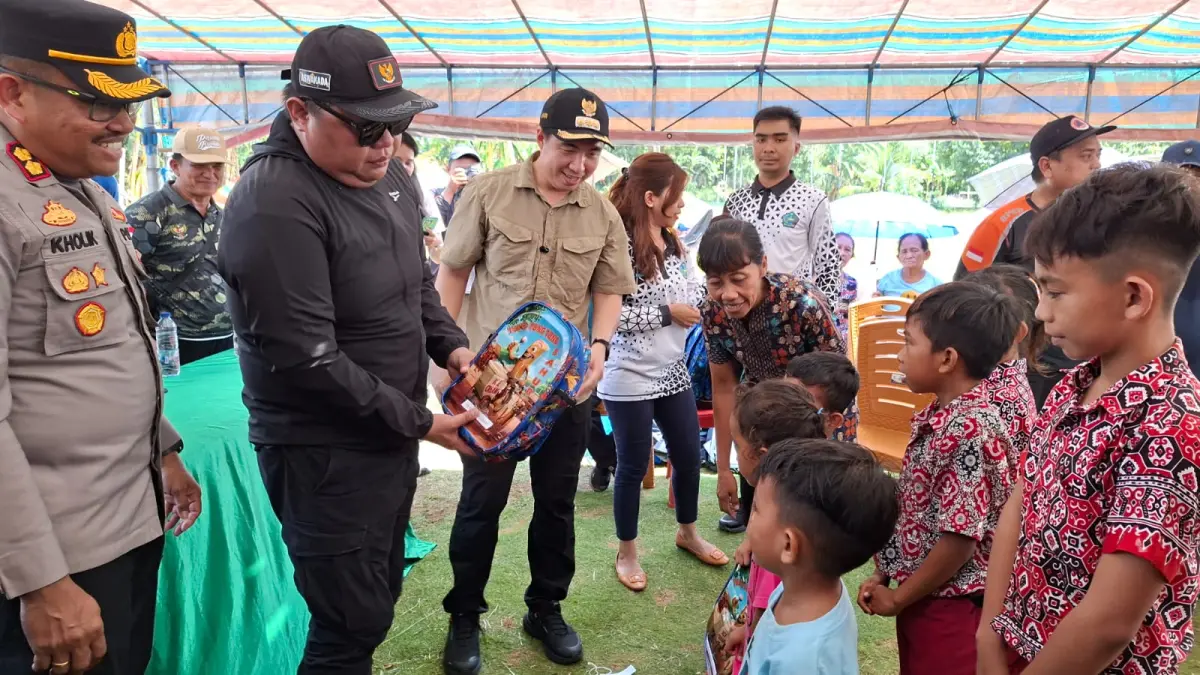 Kompak : Bupati Michael Thungari dan Wabup Tendris Bulahari menunjukkan kepedulian terhadap korban gempa bumi di Kampung Kawio.