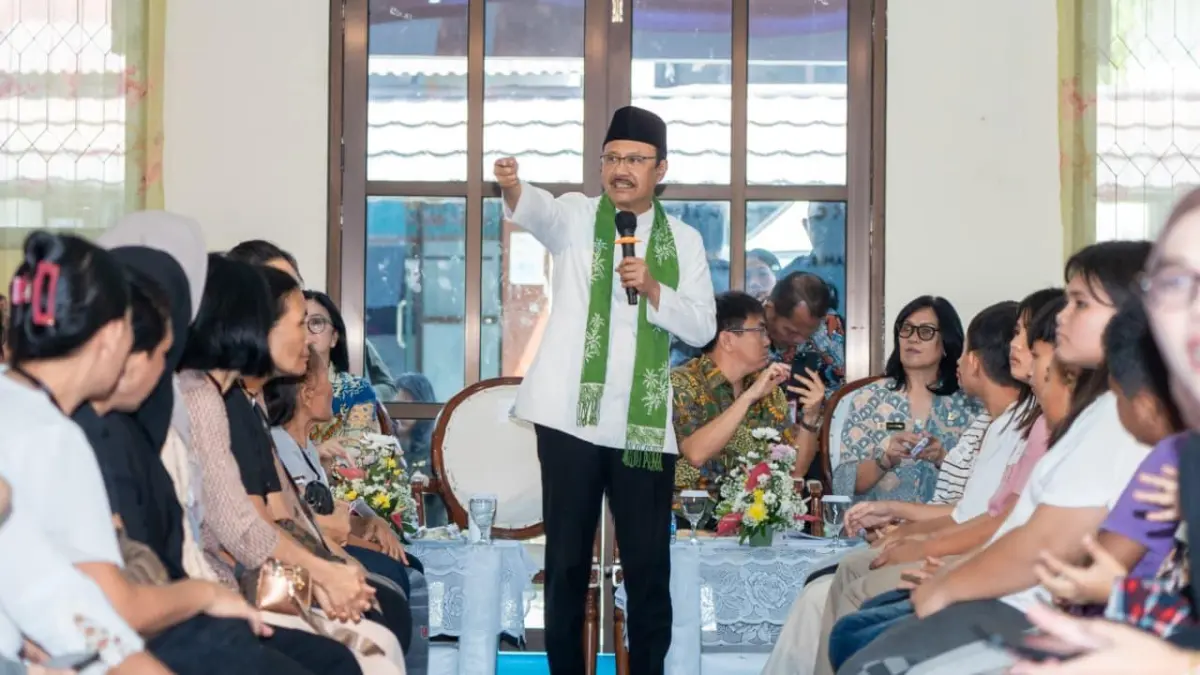 Mensos Saifullah Yusuf saat berdialog dengan calon siswa dan orang tua Sekolah Rakyat Manado, Kamis (11/6/2026) 
