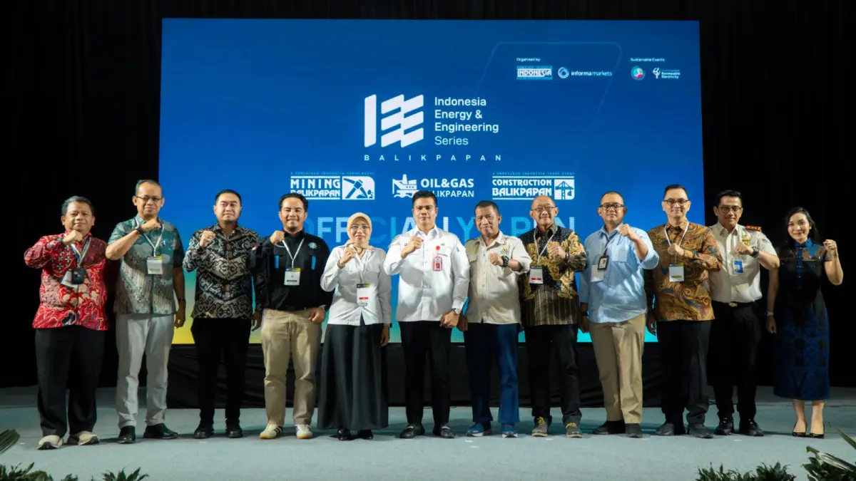Opening Ceremony IEE Series Balikpapan bersama seluruh ketua asosiasi pendukung, perwakilan Otorita IKN, dan penyelenggara Pamerindo Indonesia