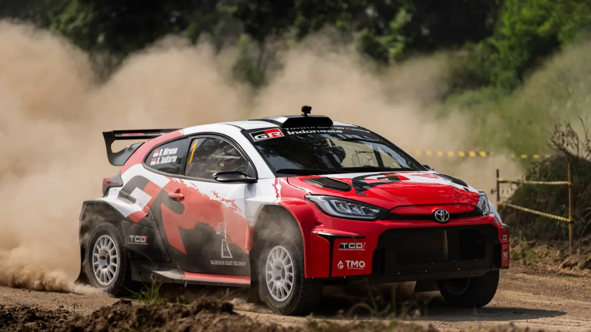 Pembalap TOYOTA GAZOO Racing Indonesia, Ryan Nirwan dan navigator Adi Indiarto, meraih posisi pertama kelas RC2 pada Kejurnas Sprint Rally 2026 Seri ke-2 di Sirkuit POJ City, Semarang. Foto: Dok. TGRI.