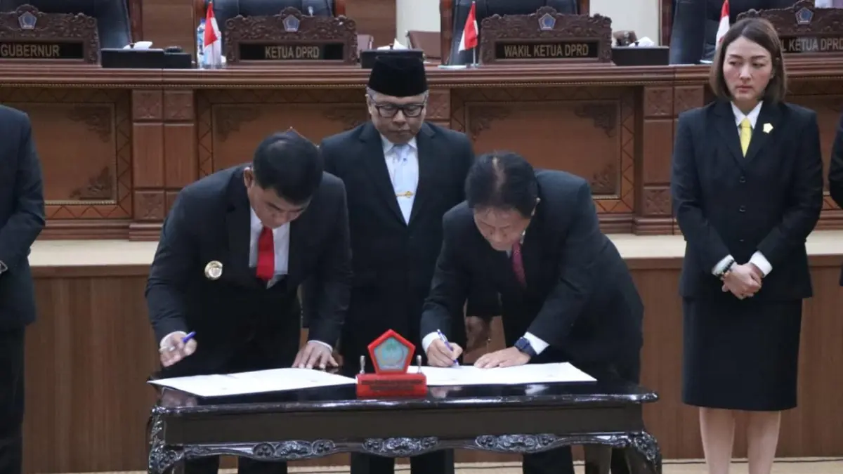 Penandatanganan berita acara antara eksekutif dan legislatif.