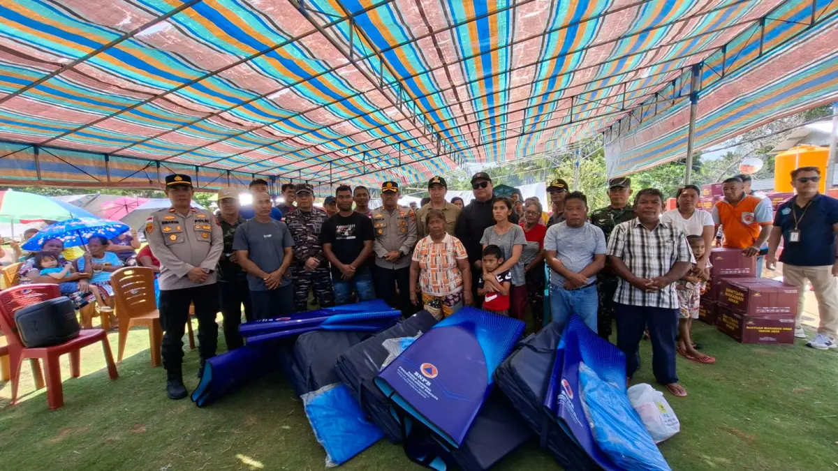 Penyerahan bantuan bagi korban bencana gempa di Kampung Kawio.