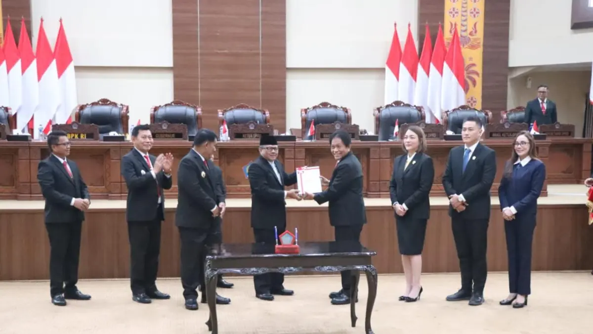 Penyerahan LHP dari Kepala Badan Pembinaan dan Pengembangan Hukum Pemeriksaan Keuangan Negara Akhmad Anang Hernady pada Ketua DPRD Sulut Fransiscus Silangen.