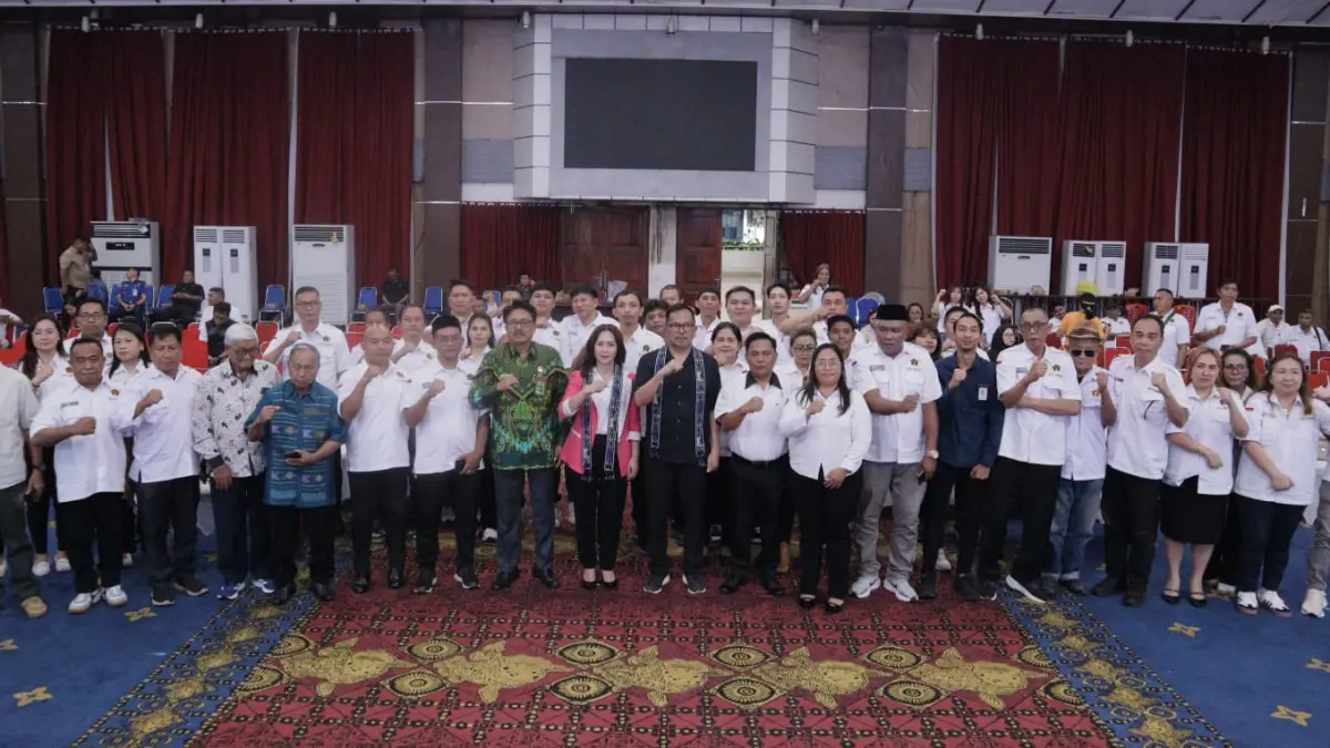 SAH: Wakil Wali Kota Richard Sualang foto bersama pengurus POKJA PWI Kota Manado yang baru dilantik, Kamis (11/6) di Aula Seebaguna Pemkot