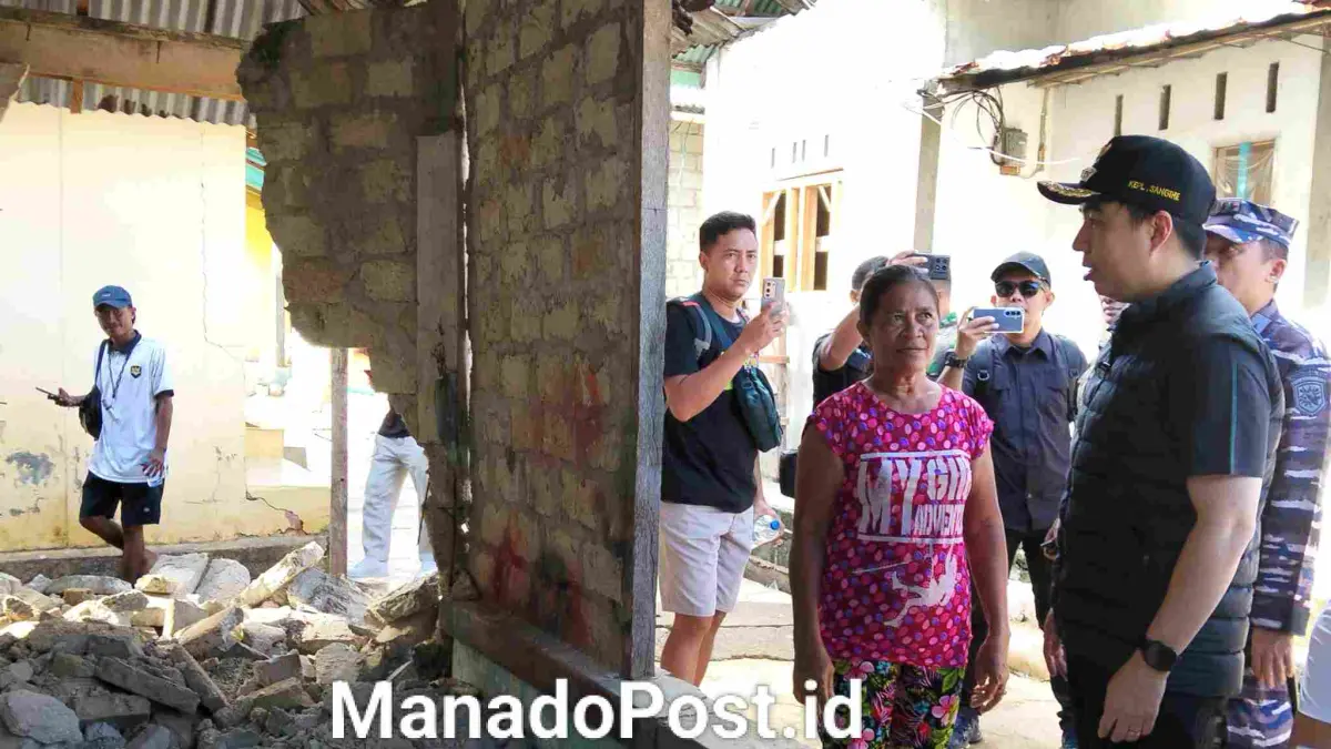 Bupati Michael Thungari (Rompi Hitam) melihat langsung kondisi rumah salah satu warga Kampung Matutuang.