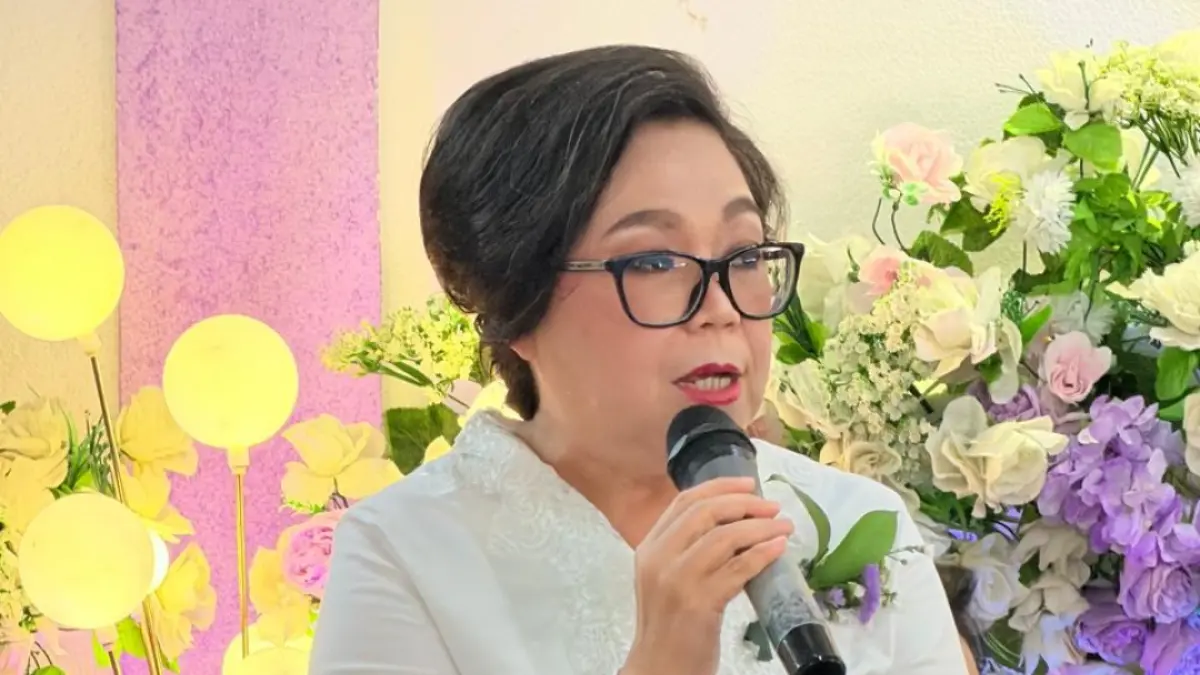 Dekan FIB Prof Golda Juliet Tulung