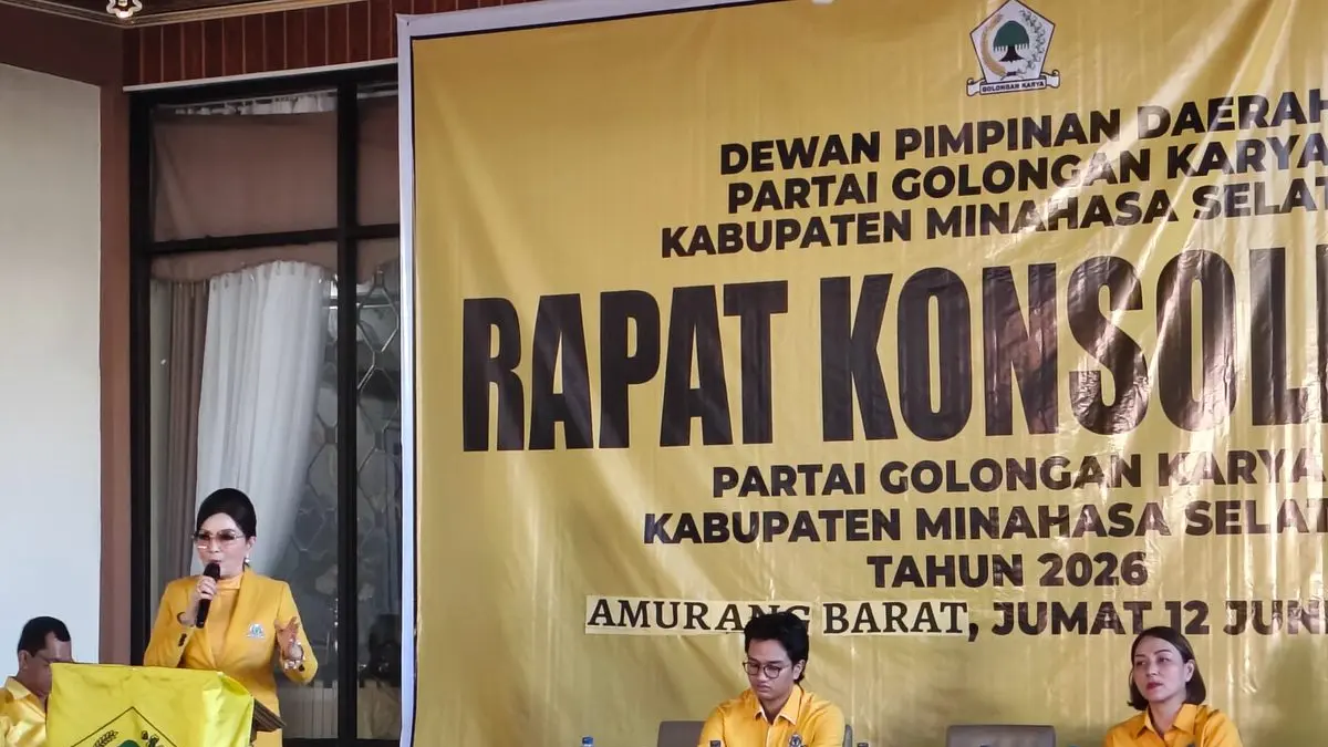 PATEN: Anggota DPR RI Dr (HC) Christiany Eugenia Paruntu saat berinteraksi dengan kader Partai Golkar Kabupaten Minsel, dalam acara konsolidasi.