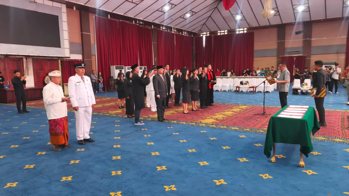 SAH: Wakil Wali Kota Richard Sualanh saat melantik dan mengambilan sumpah/janji jabatan pejabat pimpinan tinggi pratama, administrator dan pengawas di lingkungan Pemkot Manado, Kamis (12/6) di Aula Serbaguna Pemkot