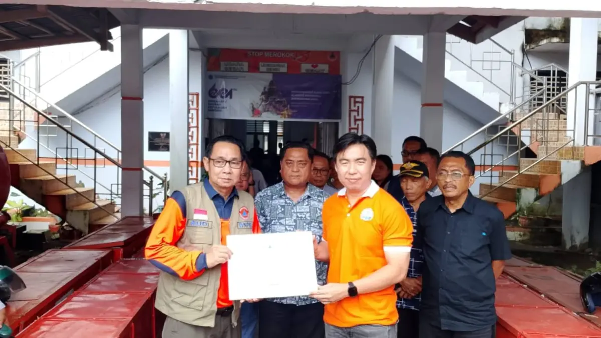 Bupati Michael Thungari (Kaos Oranye) dan perwakilan BNPB Rudy Supryadi bersama Sekda Johanis Pilat (Kanan) serta Kalak BPBD, Wandu Labesi (Batik)