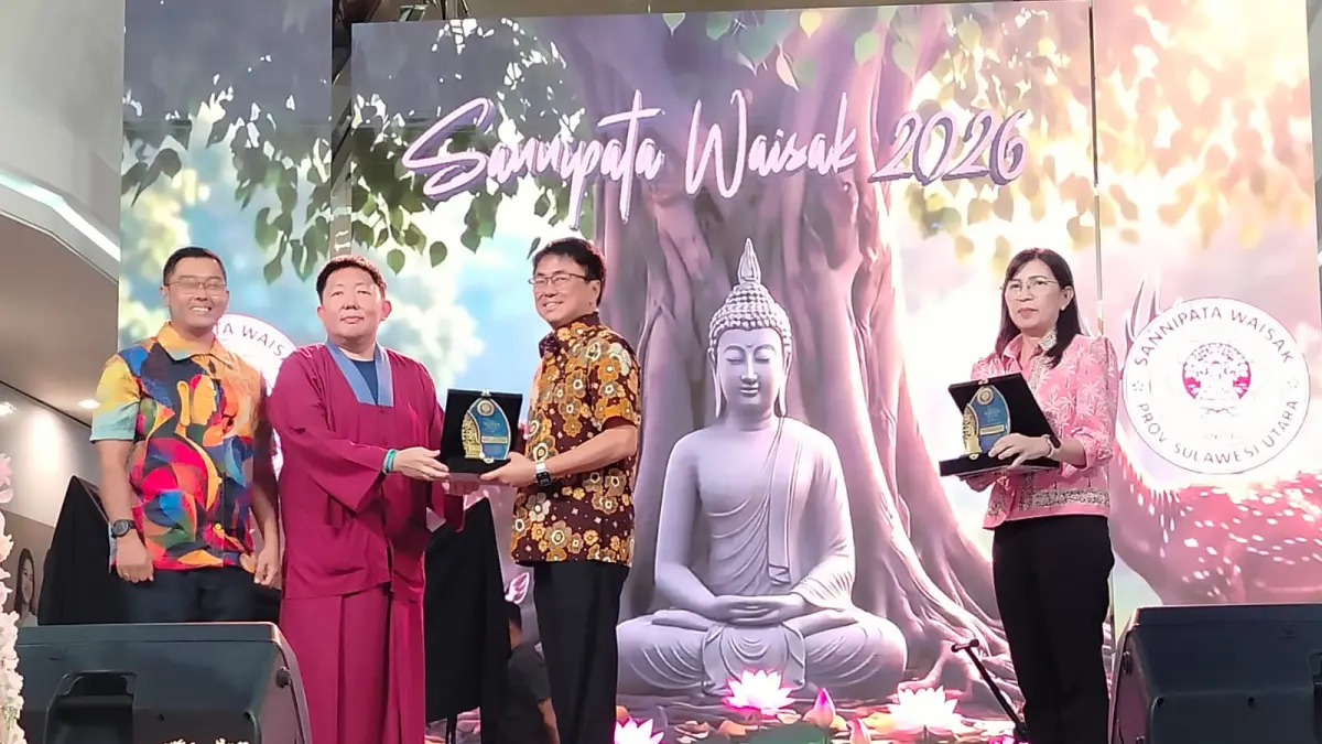KHUSYUK: Pelaksaanaan Sannipata Waisak 2026 yang digelar di Lobby Mantos 3 Manado, Sabtu (13/6), berlangsung khidmat sekaligus penuh semangat kebersamaan dan kepedulian sosial.