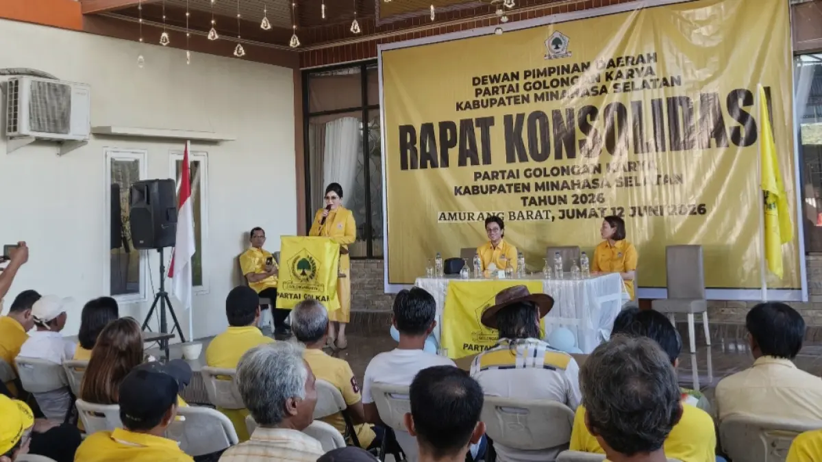 MAKIN KOKOH: Mantan Ketua DPD Partai Golkar Sulut Dr (HC) Christiany Eugenia Paruntu saat memberikan orasi politik dalam konsolidasi Partai Golkar Minsel.