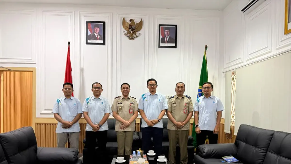 Manager PLN UPT Palu, Yudha Verdiansyah, dan Manager PLN ULTG Mamuju, Stephanus Arno, bersama jajaran PLN UIP3B Sulawesi berfoto bersama Kepala Kantor Wilayah ATR/BPN Sulawesi Barat, Drs. Fredy Marfin, M.Si., usai pelaksanaan koordinasi percepatan sertifikasi tapak tower transmisi guna memperkuat kepastian hukum dan tata kelola aset negara.