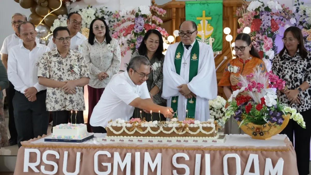 Direktur dr Billy Manengkei memasang lilin di puncak ibadah syukur ulang tahun ke 121 RSU GMIM Siloam Sonder&nbsp;
