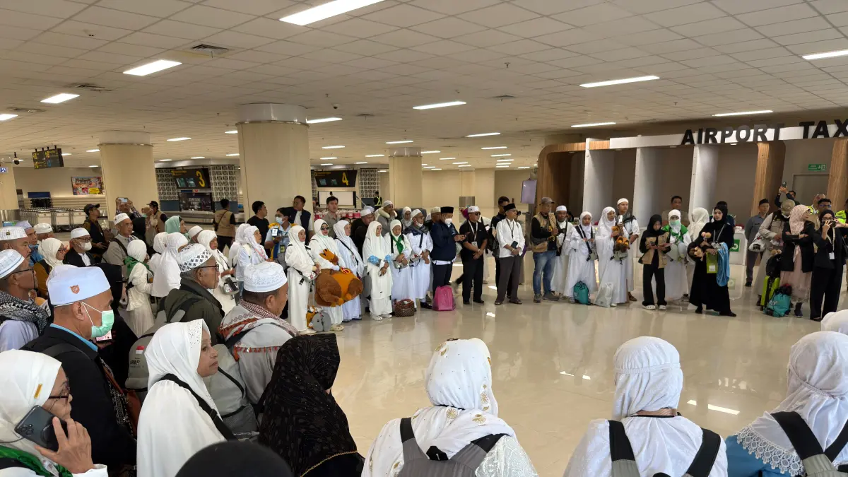 Jemaah Haji Sulut saat tiba di Bandara Internasional Samrat Manado, Minggu (14/6). Disambut langsung Wagub Victor Mailangkay.