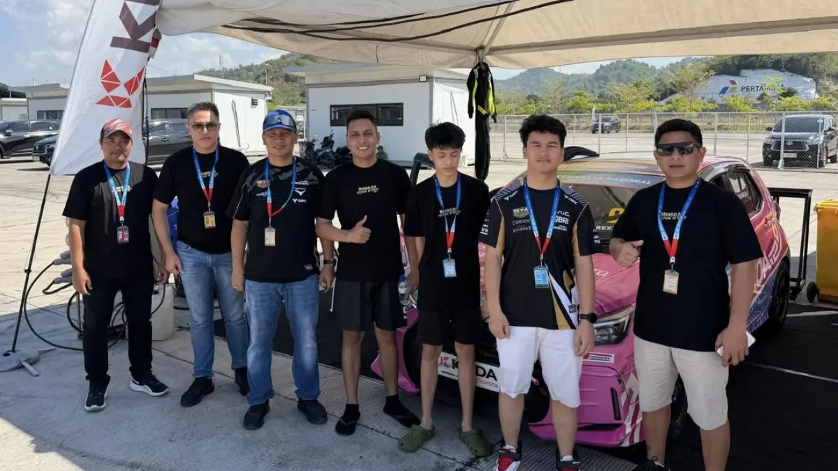 Pembalap dan tim asal Sulut bersama Ketua Harian IMI Sulut Kombes Pol Stefanus Tamuntuan (ketiga dari kiri), yang menyaksikan langsung Mandalika Festival of Speed 2026 Round 1-2.