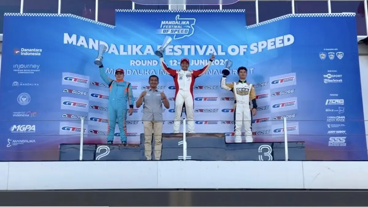 Sebastian Kennard Tamuntuan yang memperkuat tim Dewa United Motorsport turun pada kategori Seeded B Kejurnas ITCR 1200cc mampu meraih podium ketiga di Mandalika