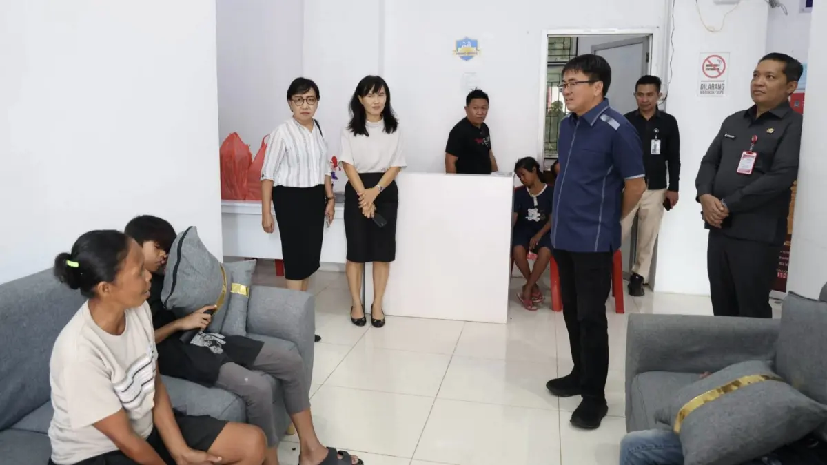 BERGERAK: Wali Kota Manado bersama Sekretaris Daerah, Kepala Dinas Sosial, Kepala Dinas P3A saat berdiskusi dengan keluarga yang sempat viral disebut terlantar di shelter, pekan lalu.
