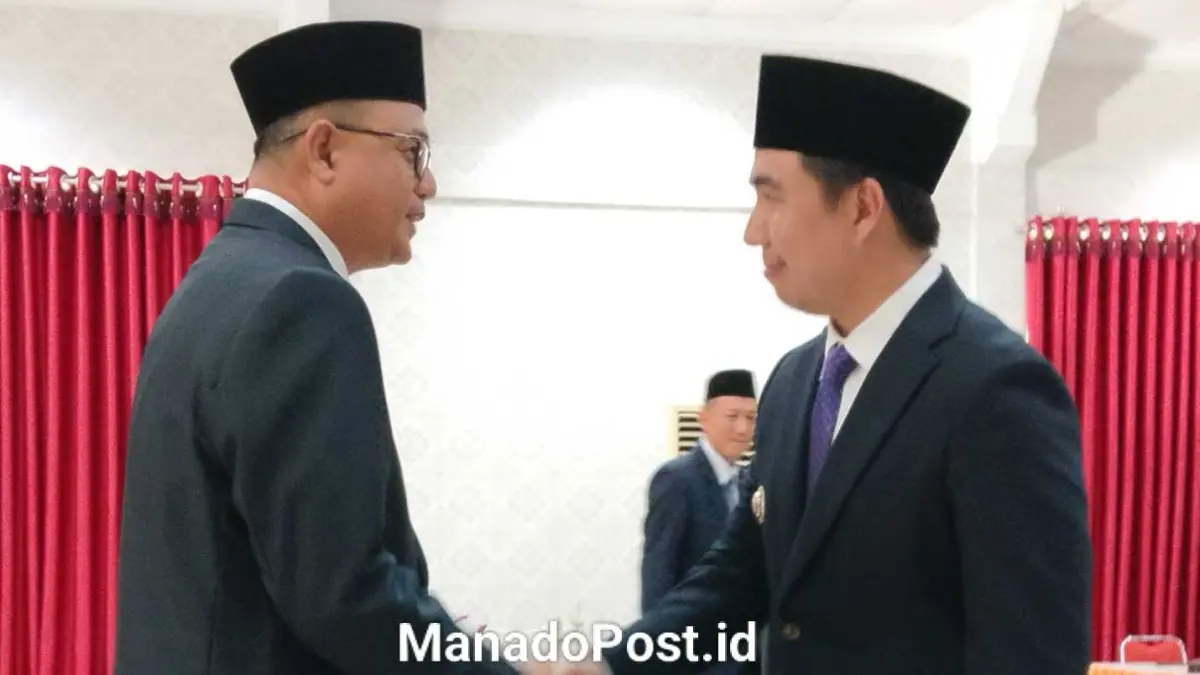 Bupati Michael Thungari (Kanan) menyalami Davidson Henry Djarang usai dilantik sebagai Kepala Disdukcapil Sangihe definitif, Senin (15/6/26).