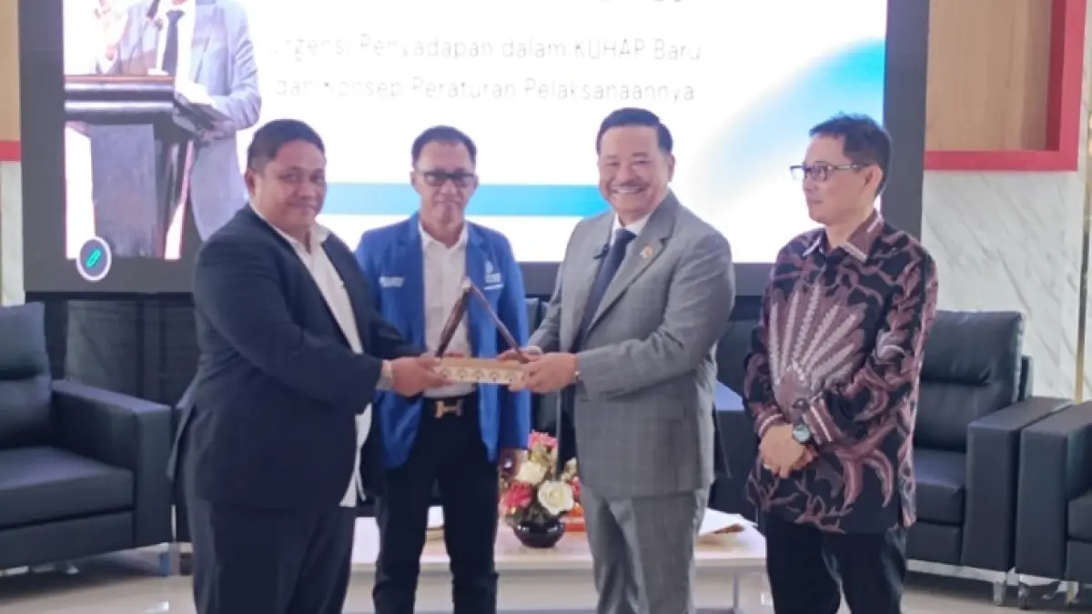 Wamenko Kumham Imipas Prof Otto Hasibuan memberikan Plakat ke Ketua PBH Peradi Manado Handri Poae didampingi Rektor Prof Berty Sompie dan Ketua DPC Peradi Manado Stevi Da Costa