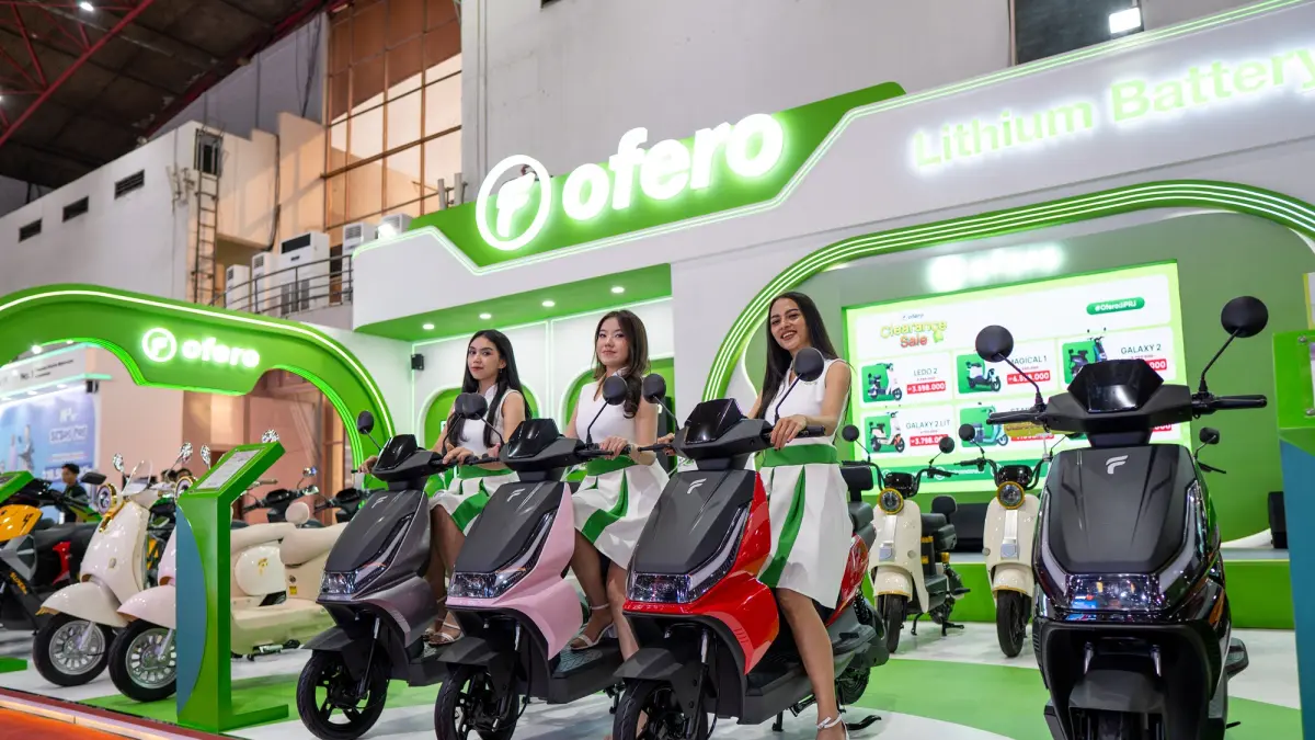 Booth Ofero di Jakarta Fair Kemayoran 2026 dipadati pengunjung yang antusias melihat dan mencoba berbagai kendaraan listrik unggulan serta menikmati program promo dan hiburan yang dihadirkan selama pameran.