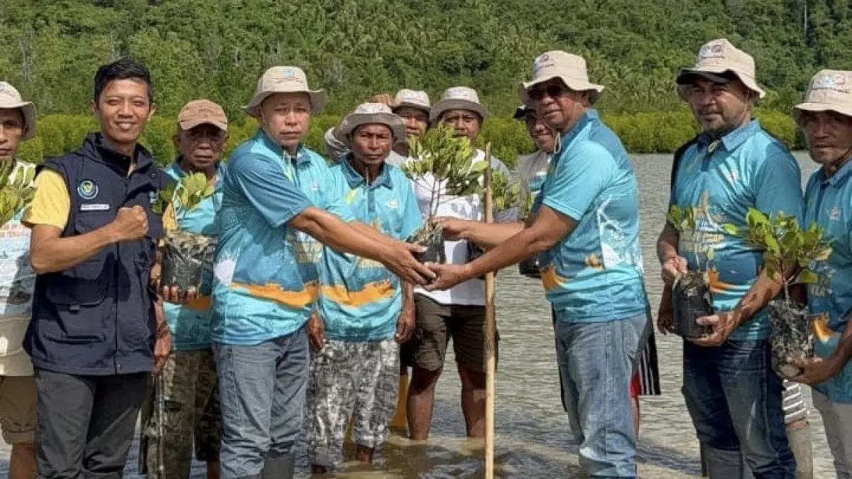 Bupati Oskar Manoppo memimpin penanaman mangrove dan bersih pantai di Nuangan sebagai upaya menjaga ekosistem pesisir Boltim.