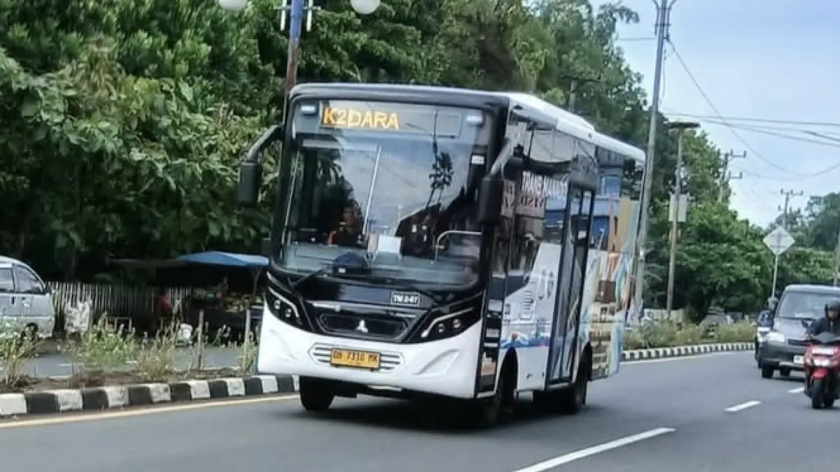 Bus Trans Manado yang sedang beroparasi