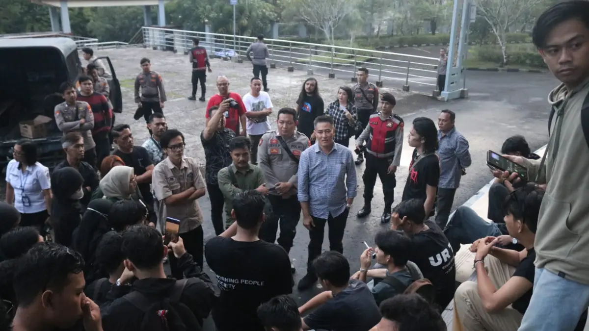 Wakil Ketua DPRD Sulut Royke Anter saat berdiskusi dengan mahasiswa.