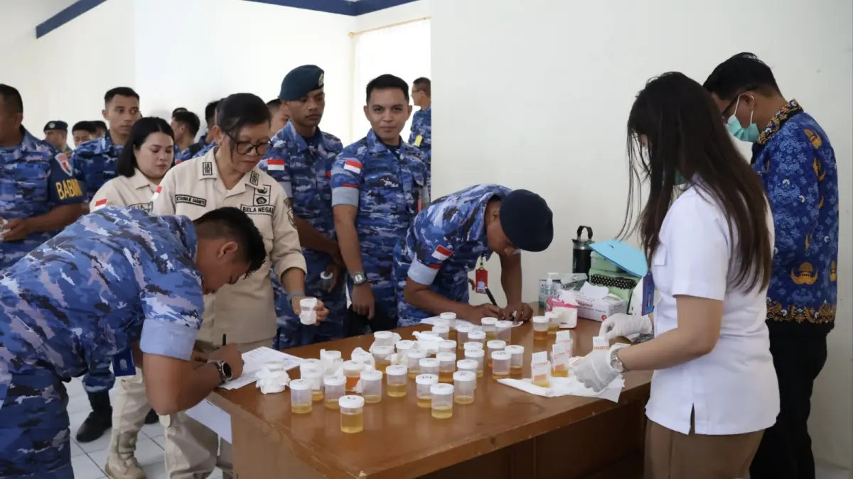 WARNING: Para prajurit dan ASN Lanud Sam Ratulangi Manado saat jalani pemeriksaan urine, Rabu (17/6)