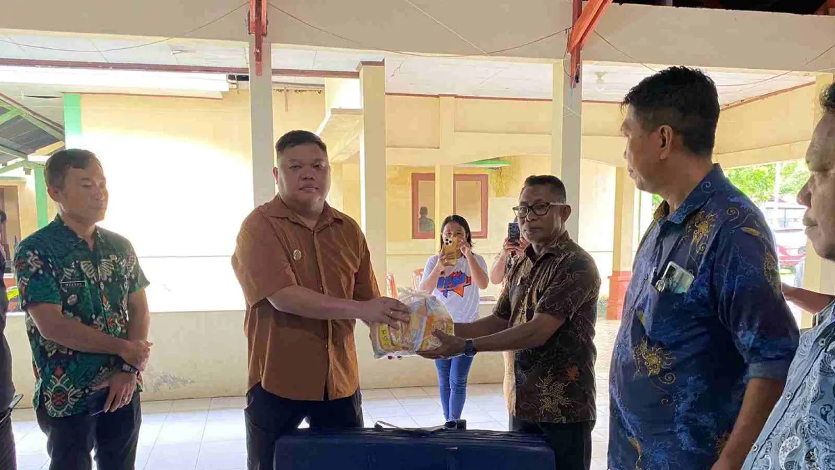 Wabup Tendris Bulahari menyerahkan bantuan bagi korban gempa di Tabukan Utara , Kamis (18/6/26).