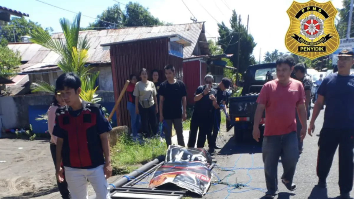 Kasatpol-PP Minut Toar Sendow memimpin jajaran mencopot papan iklan di kawasan Desa Matungkas, Kecamatan Dimembe.
