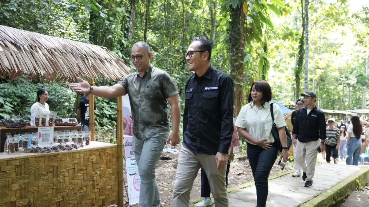 Tim dari Bank Indonesia saat meninjau Air Terjun Tunan di Desa Wisata Talawaan