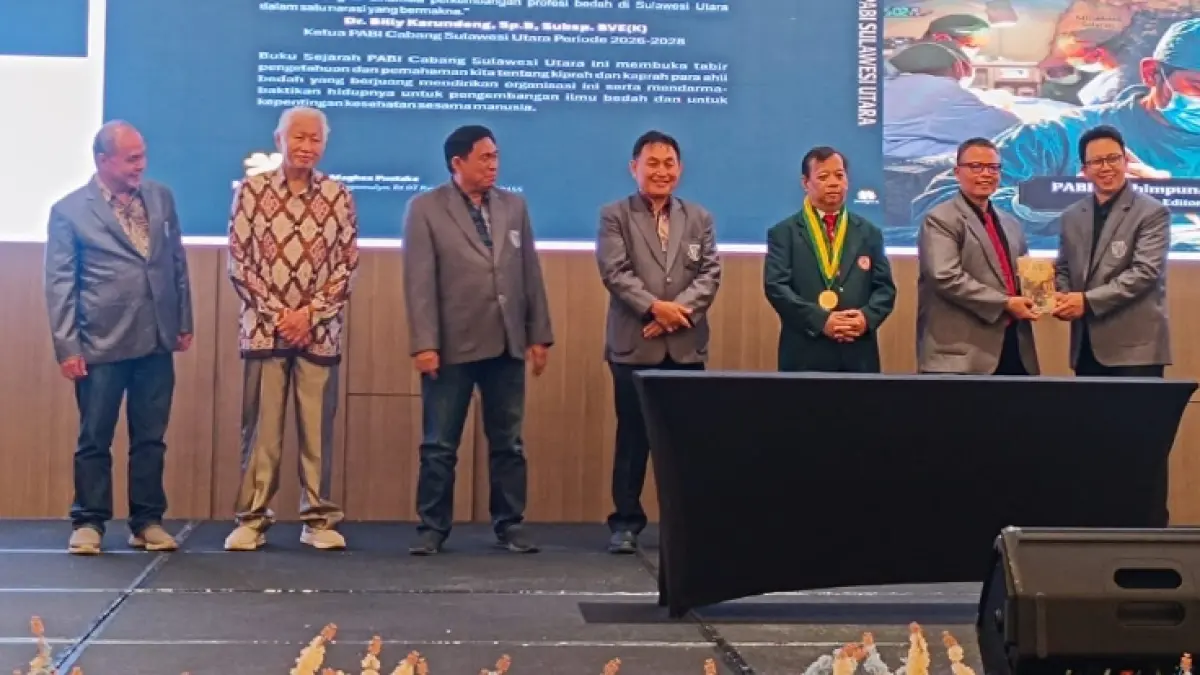 Dr Billy Karundeng menyerahkan buku Sejarah PABI Sulut secara simbolis ke Ketua Umum PP PABI Dr Heri Setyanto didampingi Ketua IDI Sulut Prof Dr dr John Wantania.&nbsp;