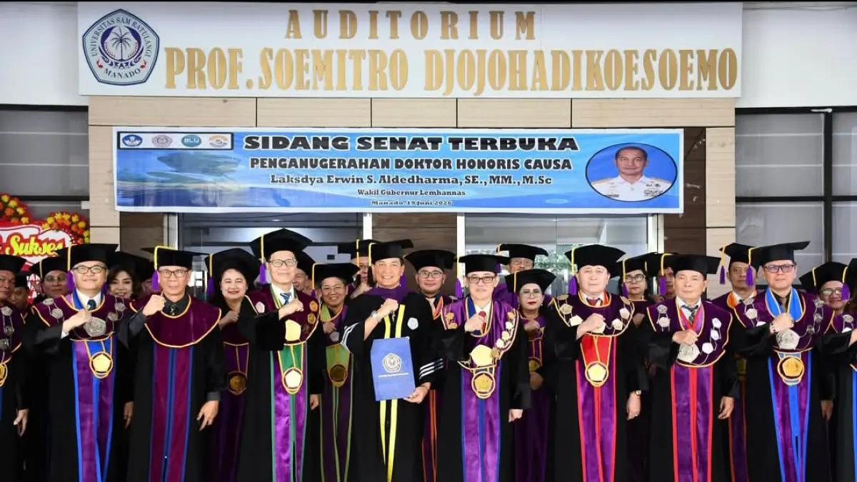 Foto bersama di depan Auditorium Prof Sumitro Djojohadikusuno 