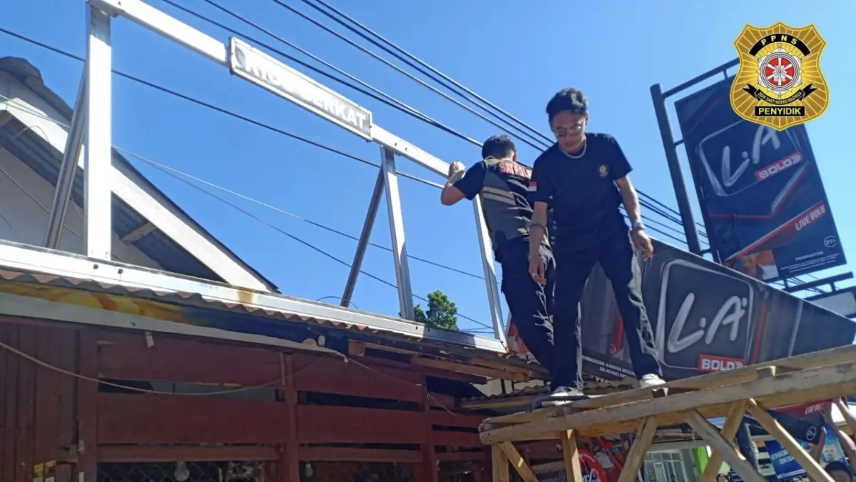 Personil Satpol-PP Minut saat hendak melakukan operasi penegakan peraturan daerah dengan menertibkan sejumlah papan iklan rokok yang diduga melanggar ketentuan di wilayah Matungkas, Kecamatan Dimembe.