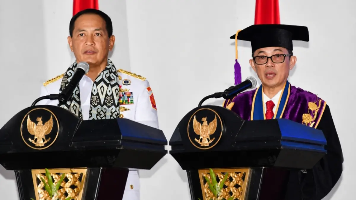 Rektor Unsrat Prof. Dr. Ir. Oktovian Berty Alexander Sompie, M.Eng., IPU, ASEAN Eng. Anugerahkan Gelar Doktor Honoris Causa kepada Wakil Gubernur Lemhanas RI Laksdya TNI Erwin S. Aldedharma
