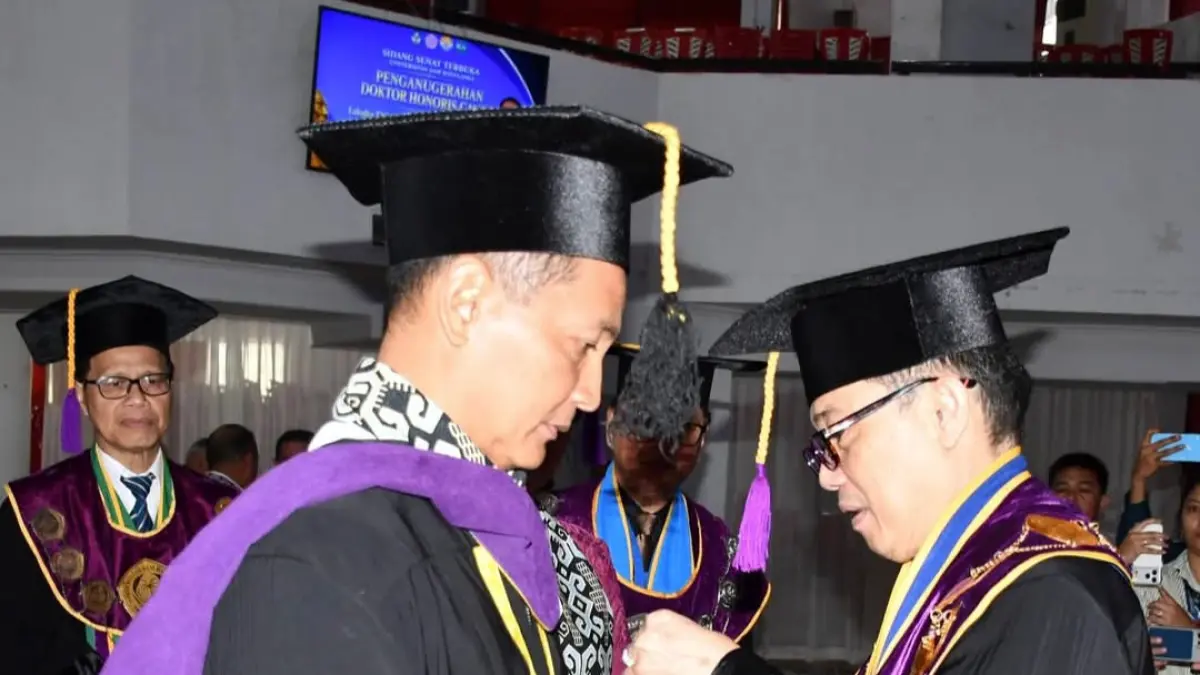 Rektor Unsrat Prof. Dr. Ir. Oktovian Berty Alexander Sompie, M.Eng., IPU, ASEAN Eng.
 Anugerahkan Gelar Doktor Honoris Causa kepada Wakil Gubernur Lemhanas RI Laksdya TNI Erwin S. Aldedharma