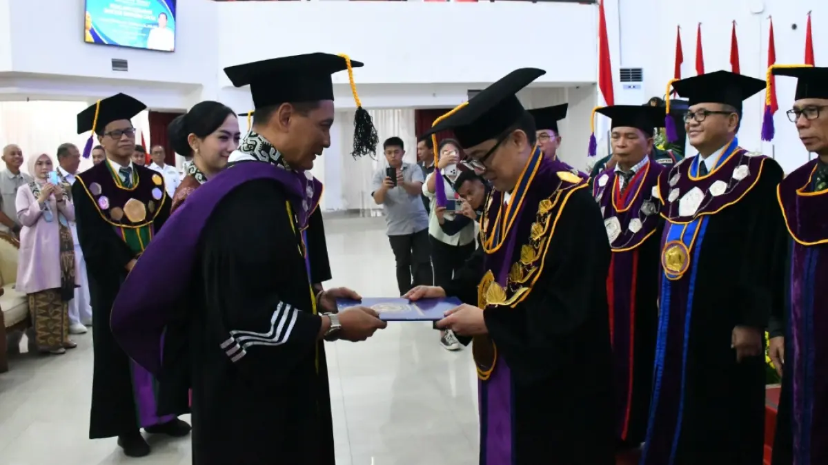 Wakil Gubernur Lemhannas Republik Indonesia Laksamana Madya TNI Erwin S Aldedharma saat menerima gelar Honoris Causa yang diserahkan Rektor Unsrat Prof Berty Sompie