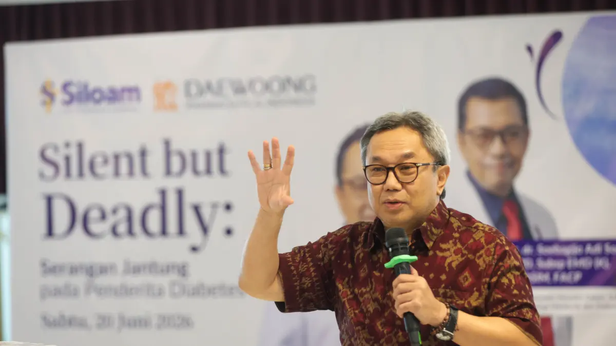 Prof. Yudi Her Oktaviono, Sp.JP(K), FIHA, dokter spesialis jantung dan pembuluh darah, menjelaskan bahwa serangan jantung pada pasien diabetes tidak selalu diawali gejala khas seperti nyeri dada, kadar gula darah yang tinggi dalam jangka panjang dapat merusak saraf yang mengirimkan sinyal nyeri.