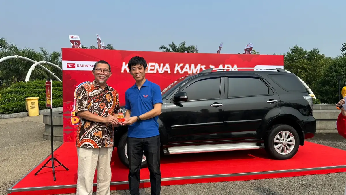 Apresiasi Dari Daihatsu Yang Diwakili oleh Corporate Function Director, Wataru Suzuki, Kepada Mufti Petala, Salah Satu Pelanggan Setia Daihatsu