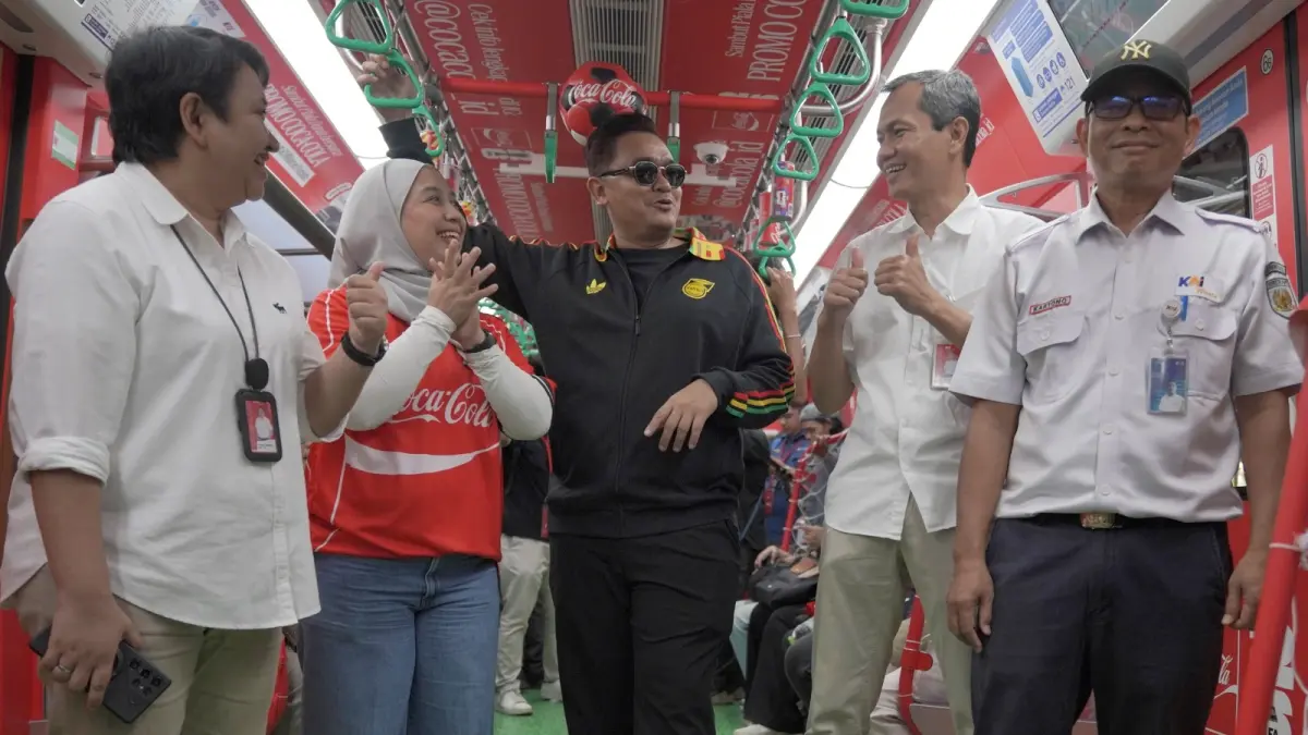 Instalasi tematik FIFA World Cup 2026TM di rangkaian Commuter Line rute Cikarang dan Bogor yang menghadirkan pengalaman perjalanan bernuansa sepak bola bagi para komuter.