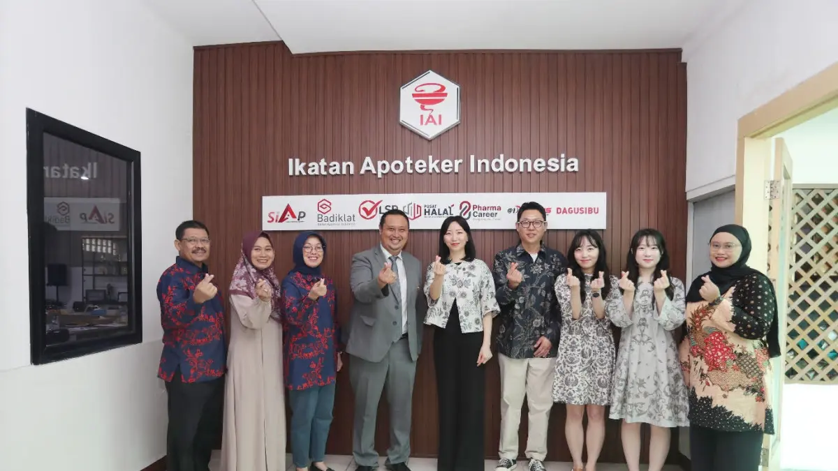 Jajaran Manajemen Daewoong Pharmaceutical dan Ikatan Farmasi Indonesia (IAI) mengambil foto bersama setelah penandatanganan perjanjian kerja sama (MOU).