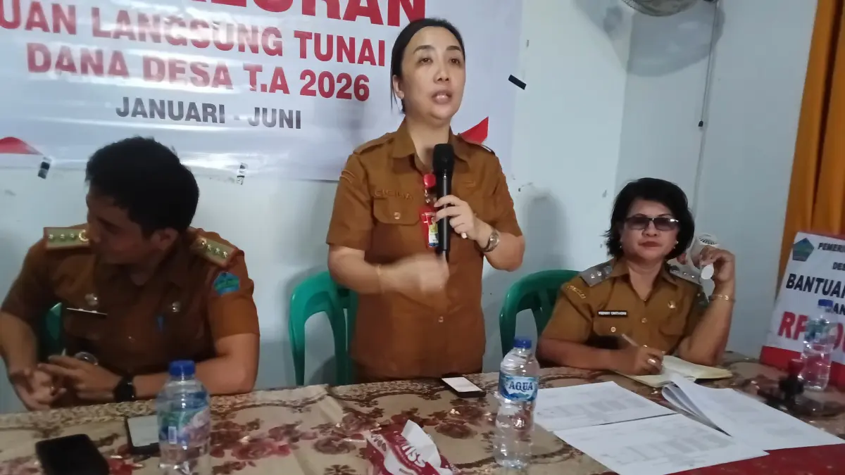 Kepala Puskesmas Kolongan, dr. Cecilia Paat saat memaparkan materi di Puskesmas Kolongan di Desa Kolongan Tetempangan, Kecamatan Kalawat. 
