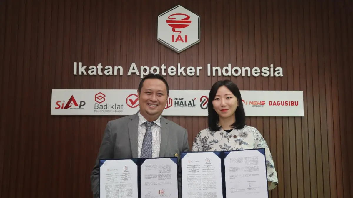 Lilik Yusuf Indrajaya, Sekretaris Jenderal Ikatan Apoteker Indonesia (kiri), dan Eunkyeong Park, Kepala Divisi Consumer Healthcare Daewoong Pharmaceutical, menandatangani Nota Kesepahaman (MOU).
