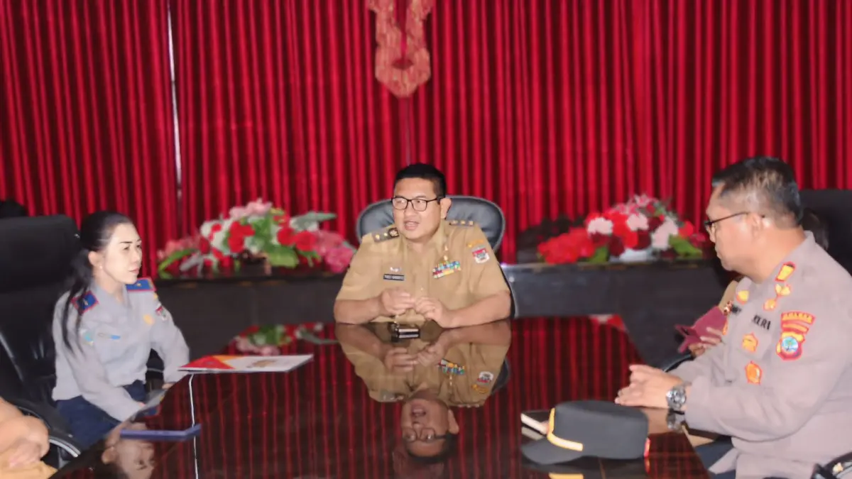 SINERGI: Rapat Koordinasi (Rakor) Pengendalian Inflasi Daerah bersama Pemerintah Pusat secara daring dari Kantor Bupati Minsel, Senin (22/6).