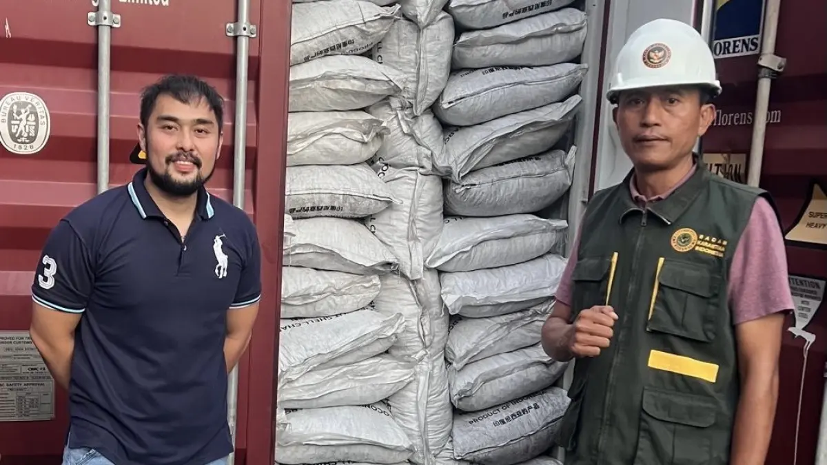 UMKM Sulut catat sejarah baru. Sebanyak 25 ton arang tempurung kelapa diekspor langsung ke China dari Pelabuhan Bitung.