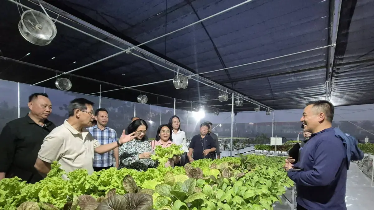 Wali Kota Bitung Hengky Honandar saat meninjau stand pameran PENAS XVII.(Dok Istimewa)