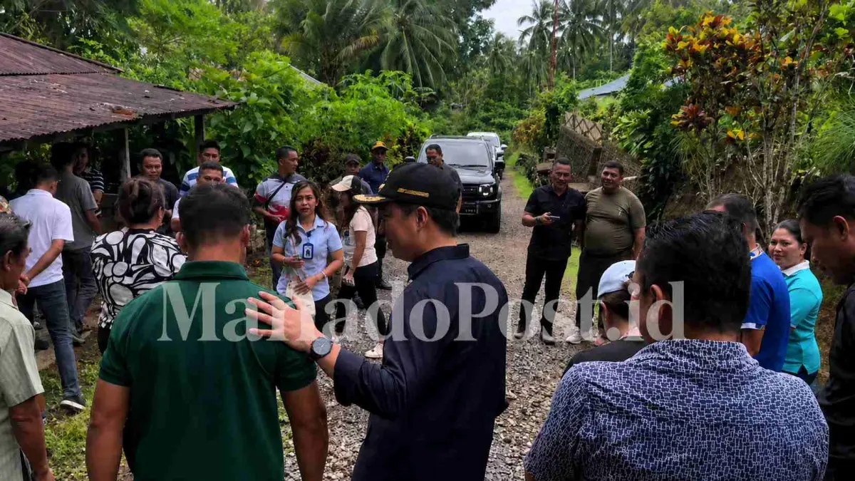 Bupati Michael Thungari (Topi Hitam) saat meninjau langsung kondisi jalan Kampung Bira, Kecamatan Tabukan Tengah, Jumat (5/6/26) lalu.